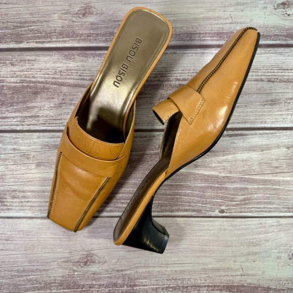 Bisou Bisou Tan Leather Size 7 Closed Toe Mules Curved High Heel Slip-On Shoes - Picture 1 of 17
